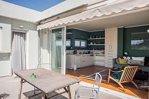 Enjoy View of Parthenon Sunny Flat in the Center