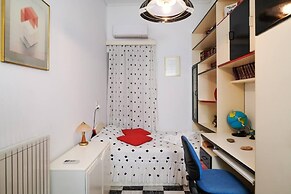 Spacious Central Apartment w h Free Parking Spaces