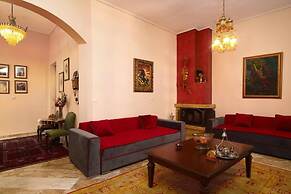 Spacious Central Apartment w h Free Parking Spaces