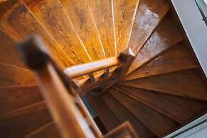 Spacious Central Apartment w h Free Parking Spaces