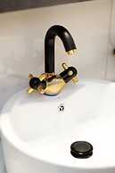 Spacious Central Apartment w h Free Parking Spaces