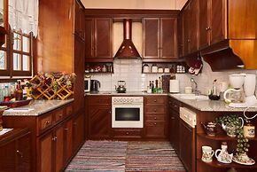 Spacious Central Apartment w h Free Parking Spaces