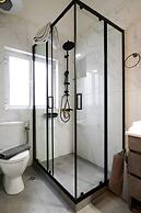 Spacious Central Apartment w h Free Parking Spaces