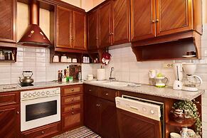 Spacious Central Apartment w h Free Parking Spaces