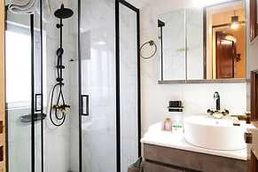 Spacious Central Apartment w h Free Parking Spaces