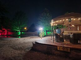 Red Mountain Manor Vineyard and Guesthouse