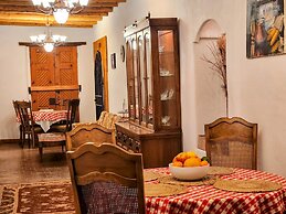 Red Mountain Manor Vineyard and Guesthouse