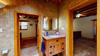 Red Mountain Manor Vineyard and Guesthouse