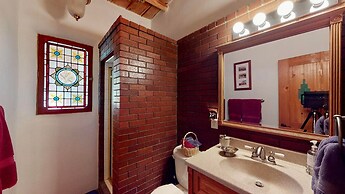 Red Mountain Manor Vineyard and Guesthouse