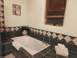 Red Mountain Manor Vineyard and Guesthouse