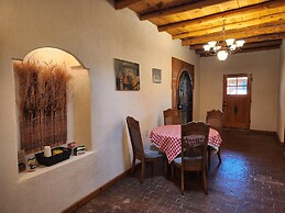 Red Mountain Manor Vineyard and Guesthouse