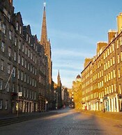2-bed Historic Apartment in old Town Edinburgh