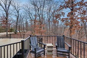Lake Ozark Apartment w/ Balcony < 1 Mi to Water!
