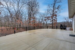 Lake Ozark Apartment w/ Balcony < 1 Mi to Water!