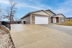 Lake Ozark Apartment w/ Balcony < 1 Mi to Water!