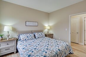 Lake Ozark Apartment w/ Balcony < 1 Mi to Water!