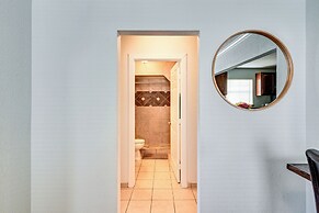 Convenient Galveston Home < 1 Mi to Beach!