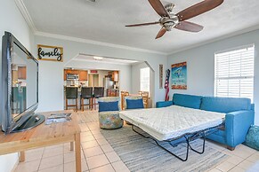 Convenient Galveston Home < 1 Mi to Beach!