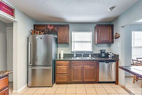 Convenient Galveston Home < 1 Mi to Beach!