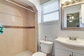 Convenient Galveston Home < 1 Mi to Beach!
