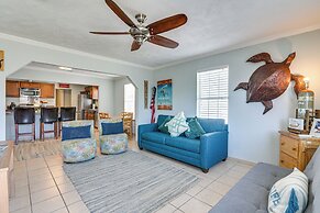 Convenient Galveston Home < 1 Mi to Beach!