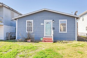 Convenient Galveston Home < 1 Mi to Beach!