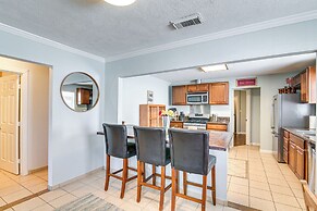 Convenient Galveston Home < 1 Mi to Beach!