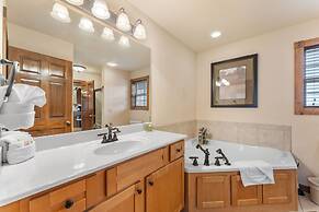 Lazy Jc Lodge 4 Bedroom Lodge by RedAwning