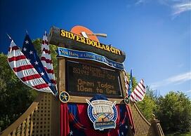 Lazy Jc Lodge 4 Bedroom Lodge by RedAwning