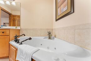 Lazy Jc Lodge 4 Bedroom Lodge by RedAwning