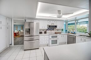 Bright Fort Myers Home w/ Pool - 9 Mi to Beach!