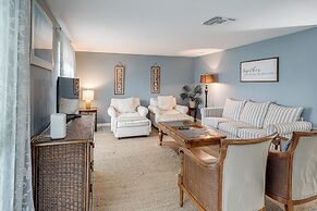 Bright Fort Myers Home w/ Pool - 9 Mi to Beach!