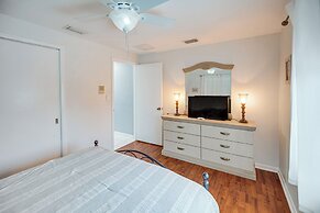 Bright Fort Myers Home w/ Pool - 9 Mi to Beach!