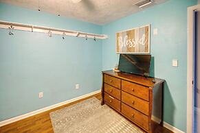 Bright Fort Myers Home w/ Pool - 9 Mi to Beach!