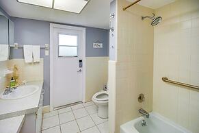 Bright Fort Myers Home w/ Pool - 9 Mi to Beach!