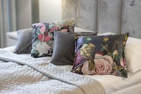 Unique Bright Apartment by Renters