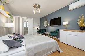 Unique Bright Apartment by Renters