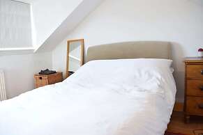 Contemporary 2BD Flat 4 Mins to Finsbury Park!