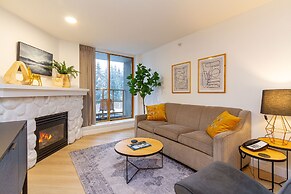 Private Residences at the Cascade Lodge