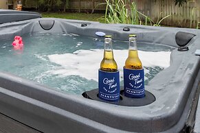 Charlies Place by Avantstay Hot Tub, Deck, Yard