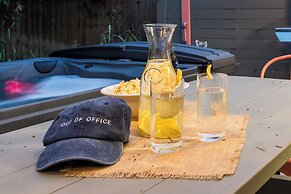 Charlies Place by Avantstay Hot Tub, Deck, Yard