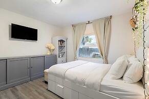 Charlies Place by Avantstay Hot Tub, Deck, Yard