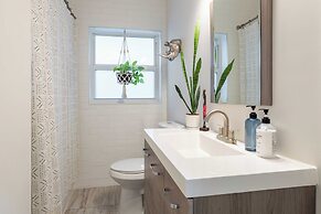 Charlies Place by Avantstay Hot Tub, Deck, Yard