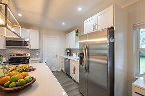 Charlies Place by Avantstay Hot Tub, Deck, Yard