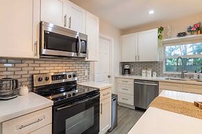 Charlies Place by Avantstay Hot Tub, Deck, Yard