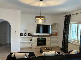 Inviting 4-bed Villa in Guia