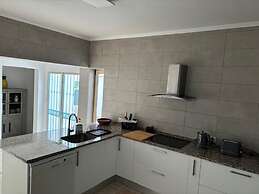 Inviting 4-bed Villa in Guia