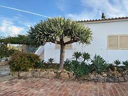 Inviting 4-bed Villa in Guia