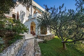 Sea Front - With Pool - H