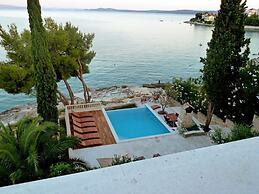 Sea Front - With Pool - H